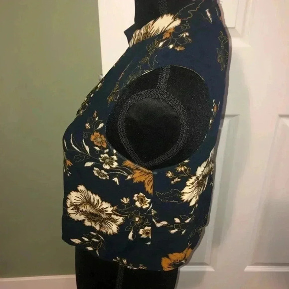 Kendall & Kylie Floral Crop Top - Picture 3 of 4